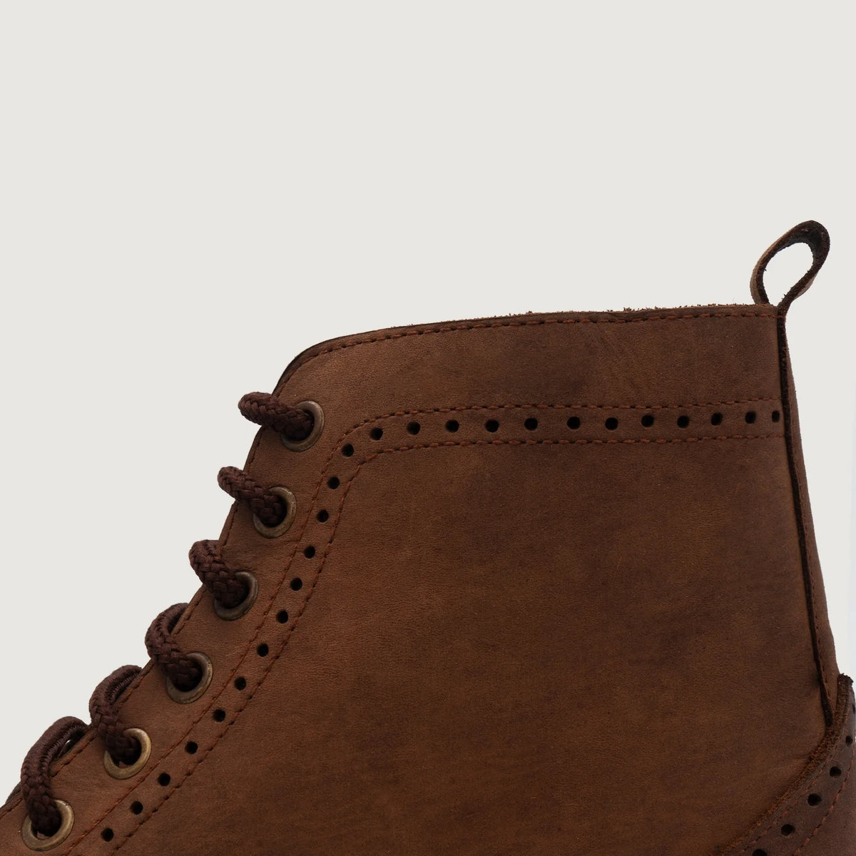 Крупный план деталей of Classic Collar & Heavy-Duty Zipper Hardware on Duster Brogues Derby Oil Pull-up Коричневый Кожаные ботинки для Мужчин