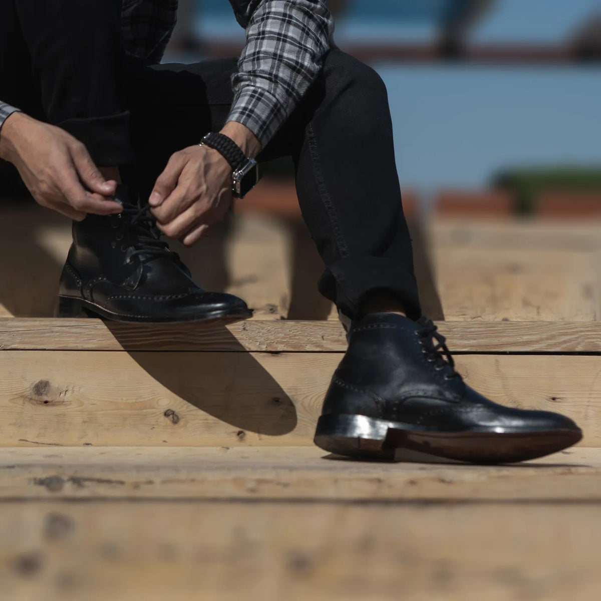 Как выглядит на человеке:  Duster Brogues Derby Черный Кожаные ботинки для Мужчин For Men на модели — естественные складки при дневном свете