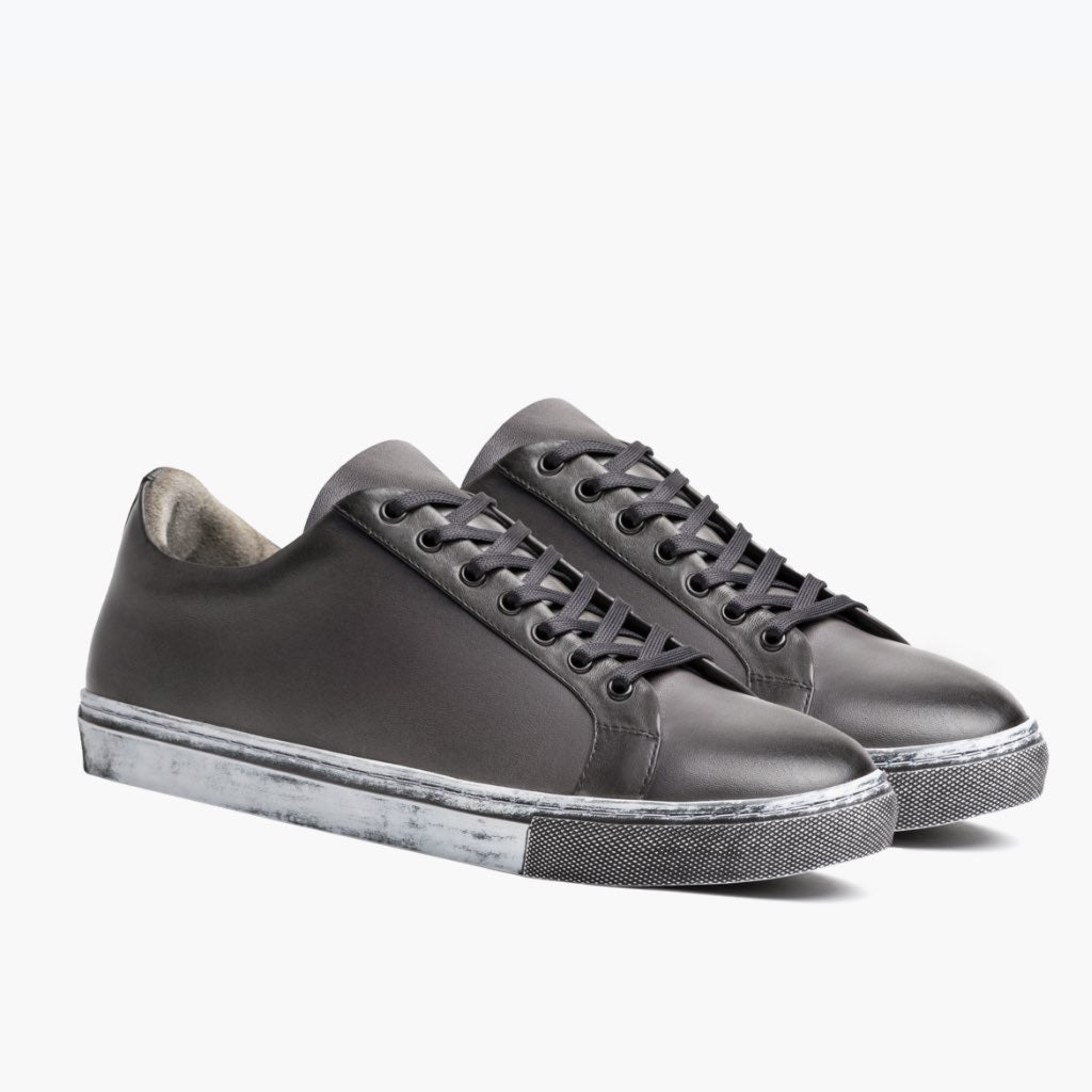 Premier Low Top Distressed Grey Кожаные кеды для Мужчин For Men in Grey Full-Grain Leather - Вид сбоку | Купить в официальном онлайн-магазине