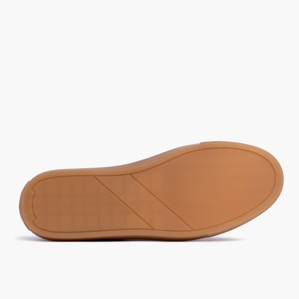 High-Traction Rubber Outsole & Lug Tread Pattern on Premier Low Top Camel Кожаные кеды для Женщин