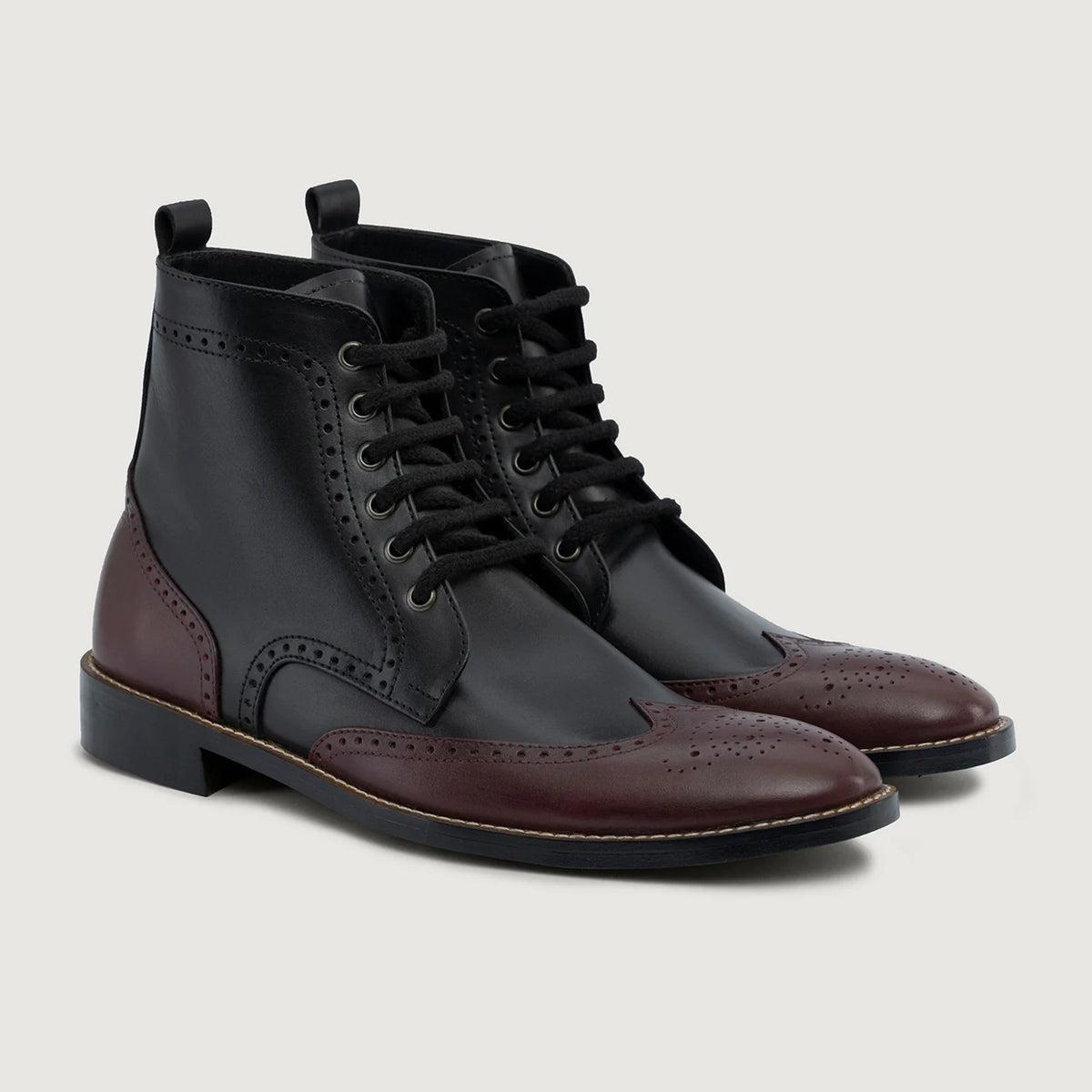 Duster Brogues Derby Maroon Black Leather Boots StudGuard For Men in Black and Maroon Full-Grain Leather - Вид спереди и приталенный силуэт | Купить в официальном онлайн-магазине
