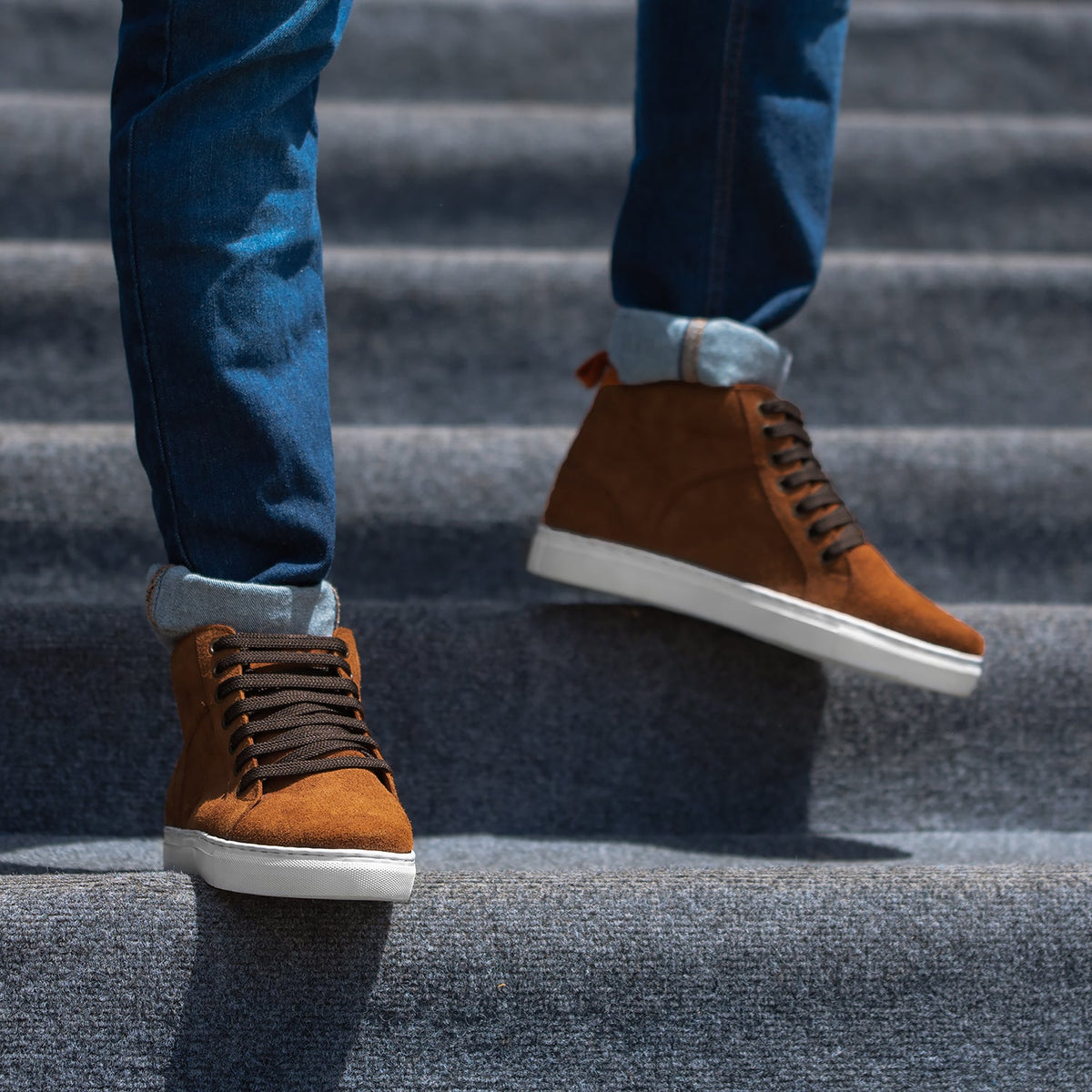 High-Traction Rubber Outsole & Lug Tread Pattern on Marty High Top Коричневый Suede Кожаные кеды для Мужчин