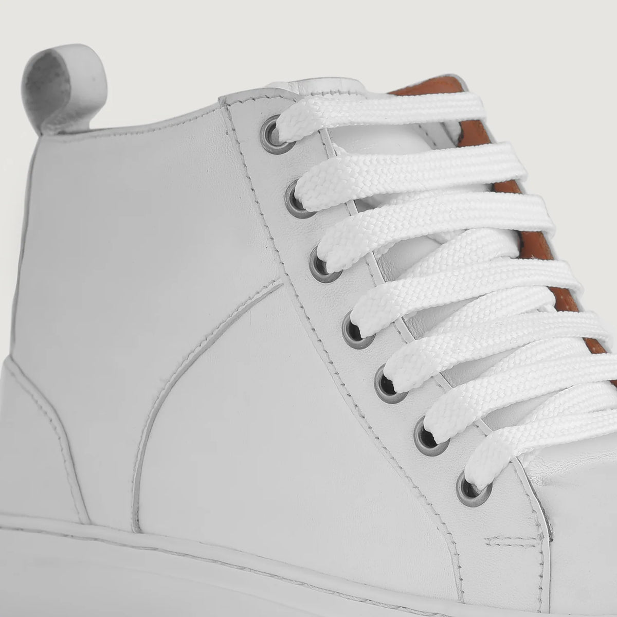 High-Traction Rubber Outsole & Lug Tread Pattern on Marty High Top White Кожаные кеды для Мужчин