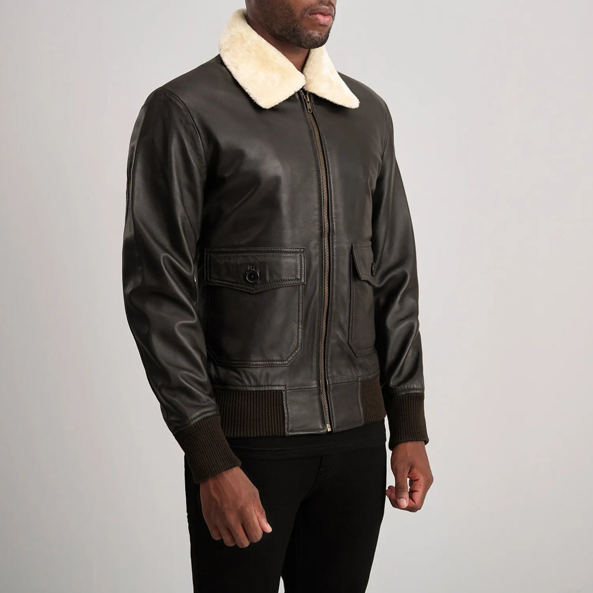 
Brown Sheepskin Leather Bomber Jacket - Вид сзади, подчеркивающий посадку по плечам и ровный край