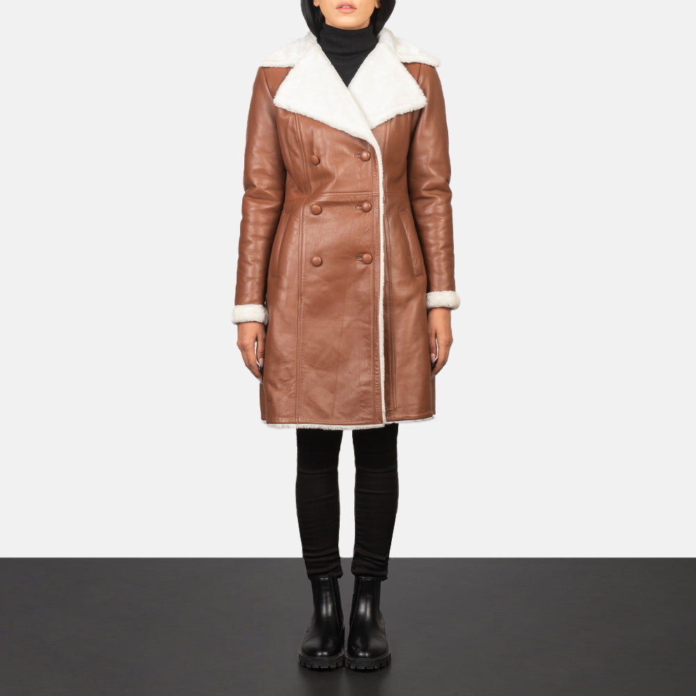 
Amie Brown Double Breasted Shearling Coat in Brown Sheepskin Burnishing - Вид спереди и приталенный силуэт | Купить в официальном онлайн-магазине