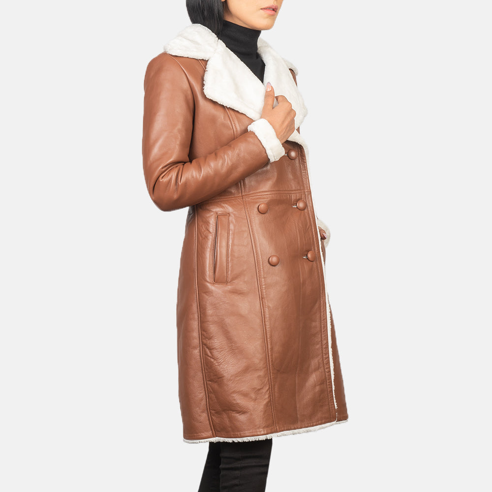 
Amie Brown Double Breasted Shearling Coat - Вид сбоку, демонстрирующий эргономичный крой рукава