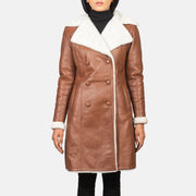 
Крупный план деталей of Notch & Leather Buttons Hardware on Amie Brown Double Breasted Shearling Coat