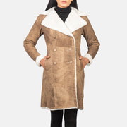
Amie Distressed Brown Double Breasted Shearling Coat - Вид сбоку, демонстрирующий эргономичный крой рукава