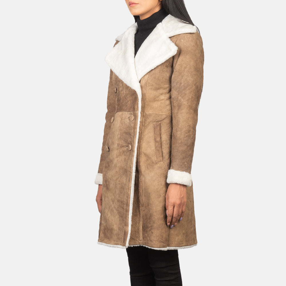 
Крупный план деталей of Notch & Leather Buttons Hardware on Amie Distressed Brown Double Breasted Shearling Coat