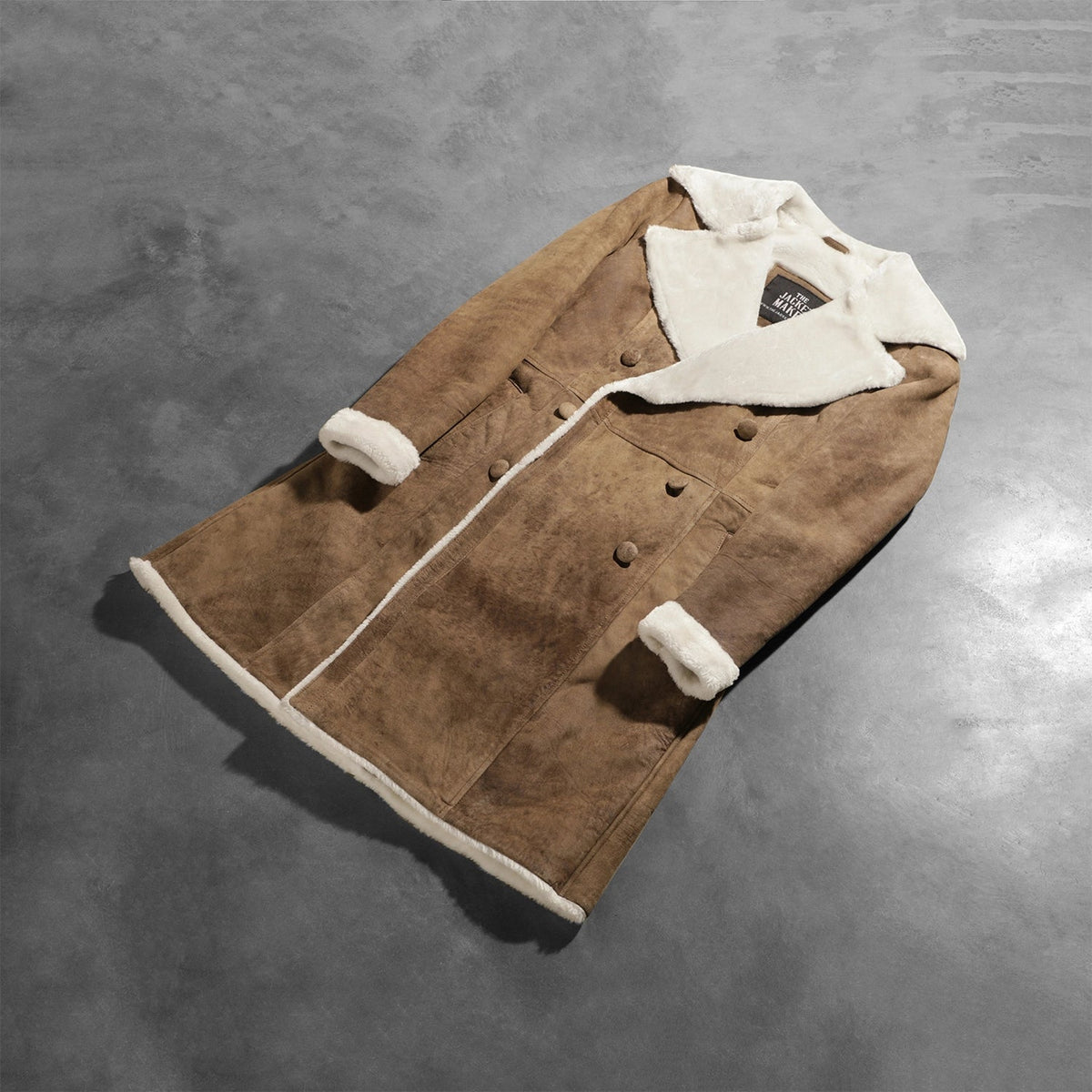 
Как выглядит на человеке:  Amie Distressed Brown Double Breasted Shearling Coat на модели — естественные складки при дневном свете