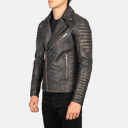 
Как выглядит на человеке:  Armand Green Suede Biker Jacket на модели — естественные складки при дневном свете