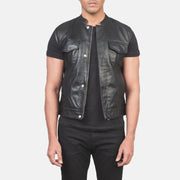 
Atlas Moto Черный Кожаный жилет для Мужчин in Black Sheepskin Leather - Вид спереди и приталенный силуэт | Купить в официальном онлайн-магазине