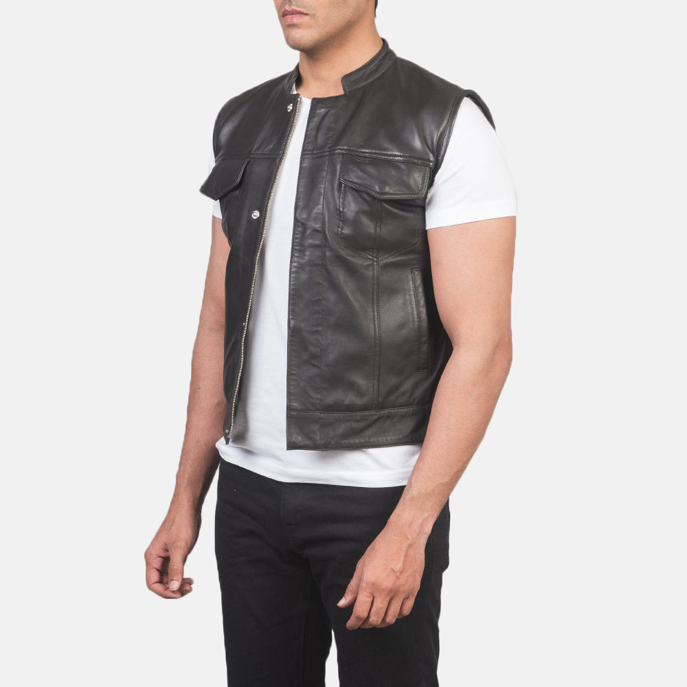 
Brown Sheepskin Leather Biker Jacket - Вид сзади, подчеркивающий посадку по плечам и ровный край