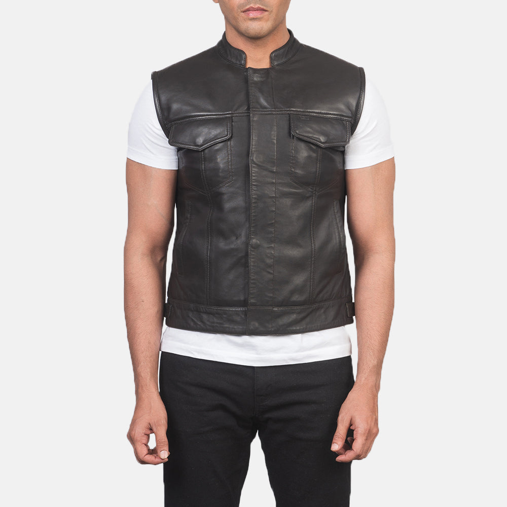 
Крупный план деталей of Band & Zipper with Button Flap Hardware on Atlas Moto Коричневый Кожаный жилет для Мужчин