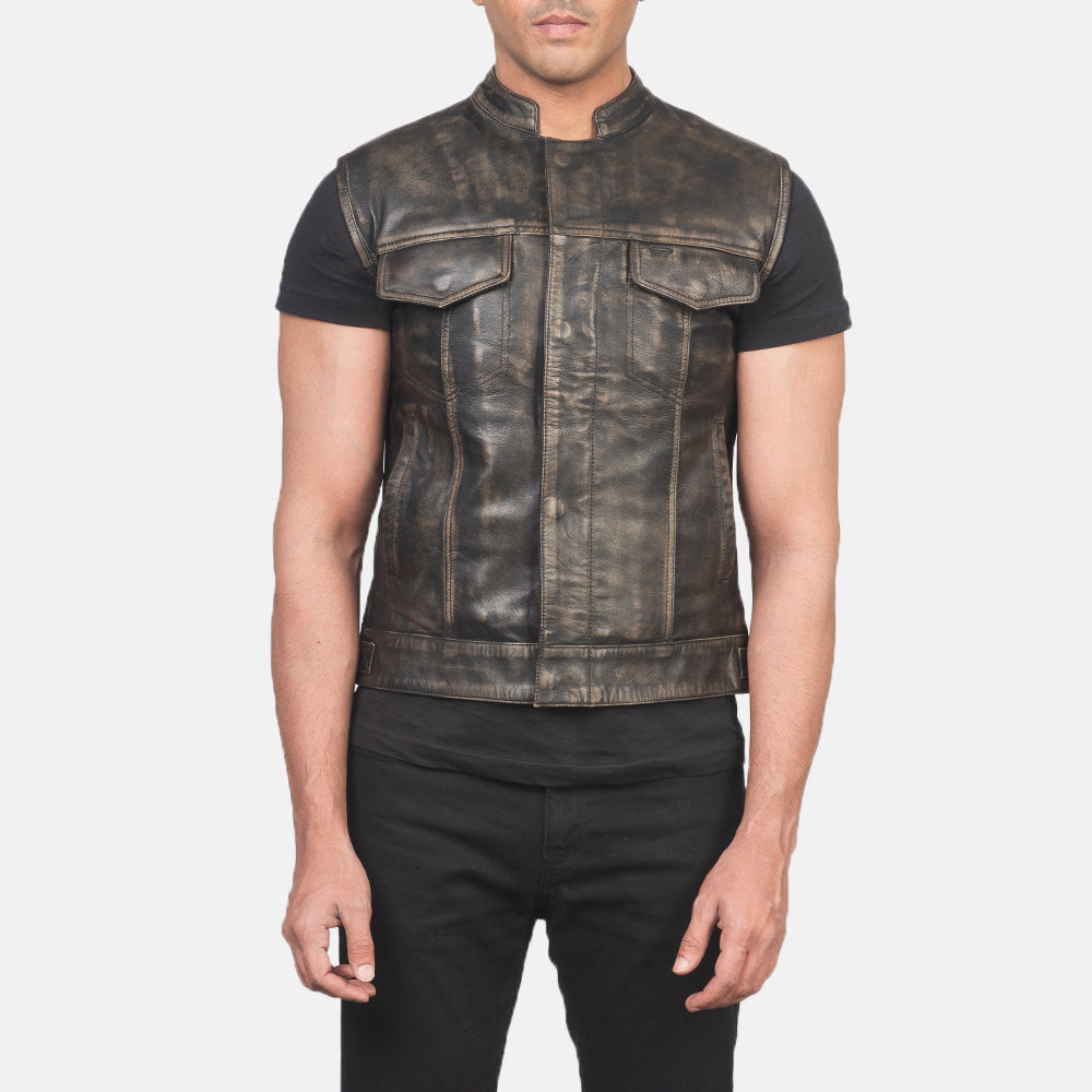 
Крупный план деталей of Band & Zipper with Button Flap Hardware on Atlas Moto Distressed Коричневый Кожаный жилет для Мужчин