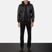 
Крупный план деталей of Band & Zipper Hardware on Bouncer Biz Black Leather Hooded Bomber Jacket