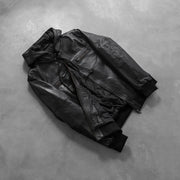 
Как выглядит на человеке:  Bouncer Biz Black Leather Hooded Bomber Jacket на модели — естественные складки при дневном свете