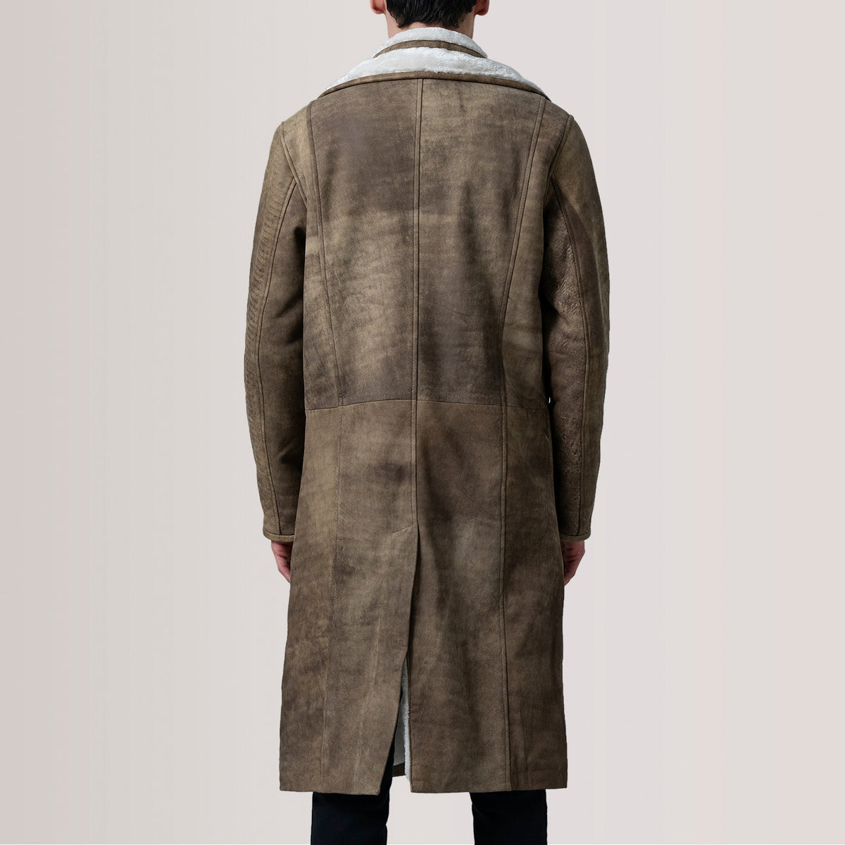 Крупный план деталей of Notch & Button Hardware on Cai Distressed Brown Leather Shearling Coat For Men