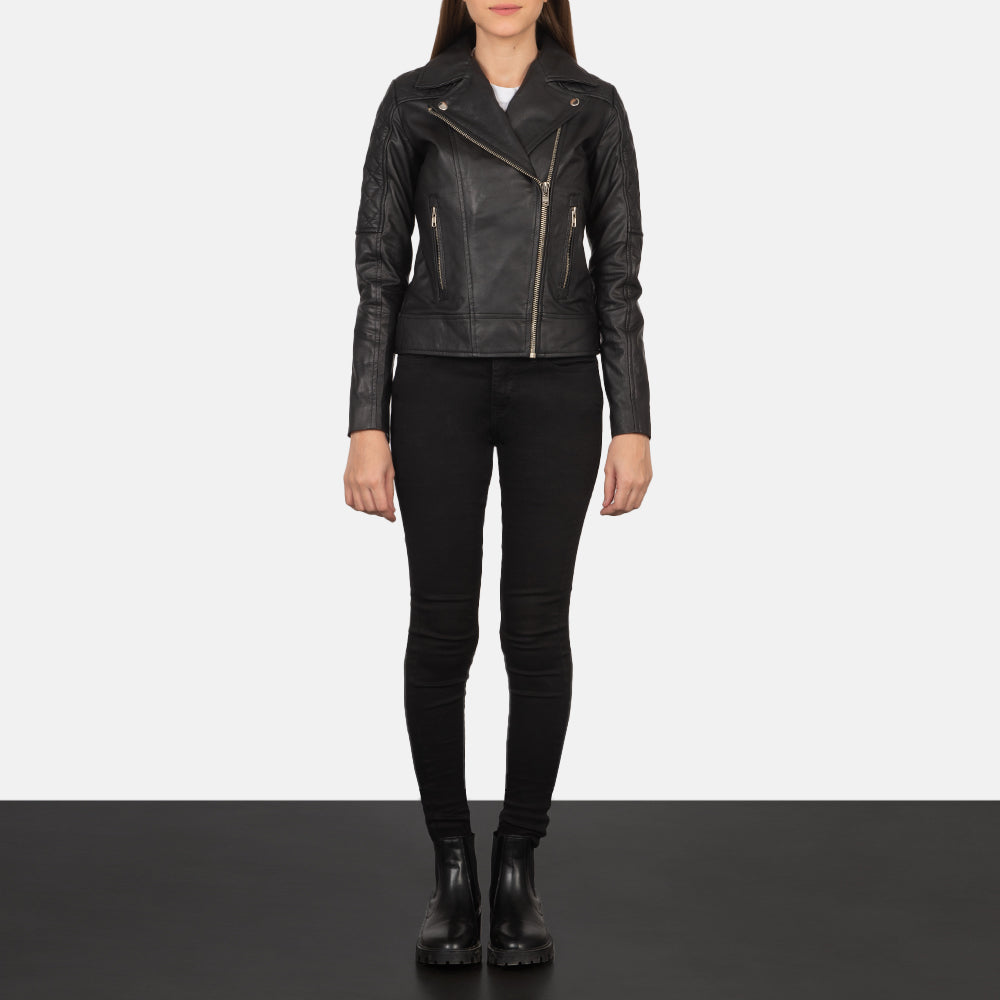 
Carolyn Quilted Black Biker Jacket - Вид сбоку, демонстрирующий эргономичный крой рукава