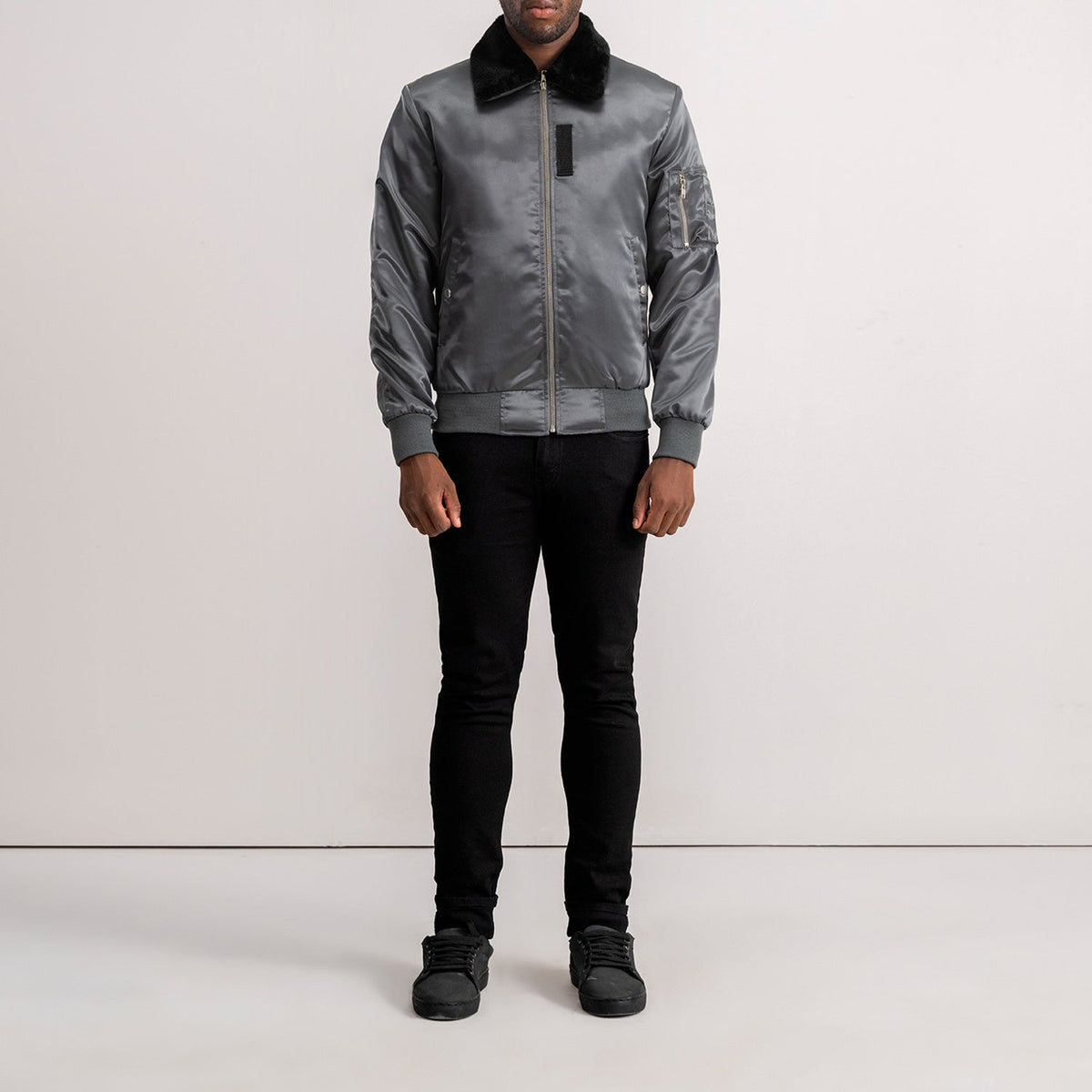 Крупный план деталей of Removable faux fur collar &amp; Zipper Hardware on Clyde B-15 Grey Bomber Jacket
