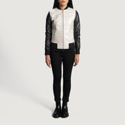 
Крупный план деталей of Varsity & Zipper Hardware on Cole Silver Кожаный бомбер для Женщин