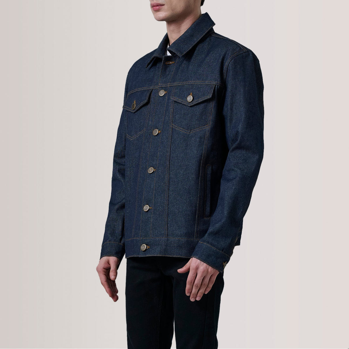 
Conard Ash Grey Denim Trucker Jacket For Men - Вид сбоку, демонстрирующий эргономичный крой рукава