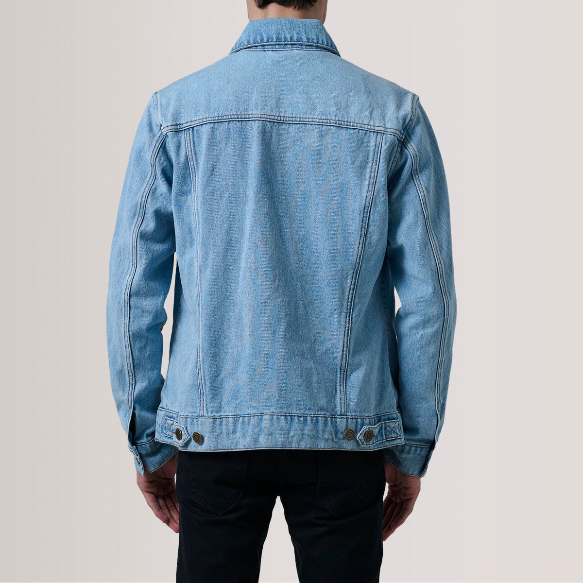 
Крупный план деталей of Classic Collar & Heavy-Duty Zipper Hardware on Conard Light Синий Denim Trucker Кожаная куртка для Мужчин For Men