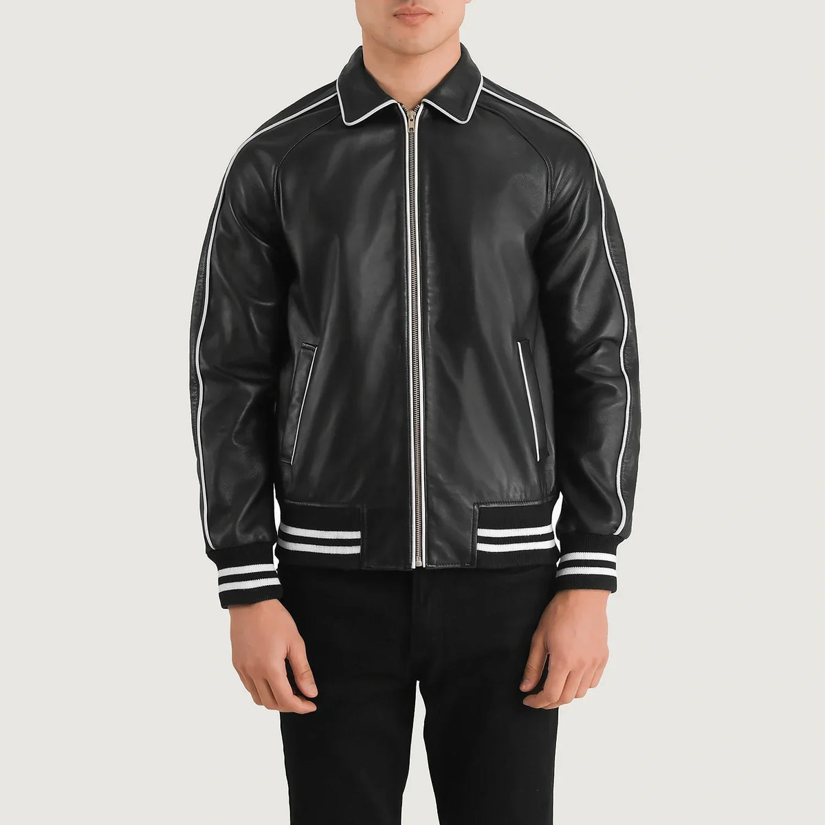 
Крупный план деталей of Shirt collar & Zipper Hardware on Cooper Черный Leather Varsity Кожаная куртка для Мужчин