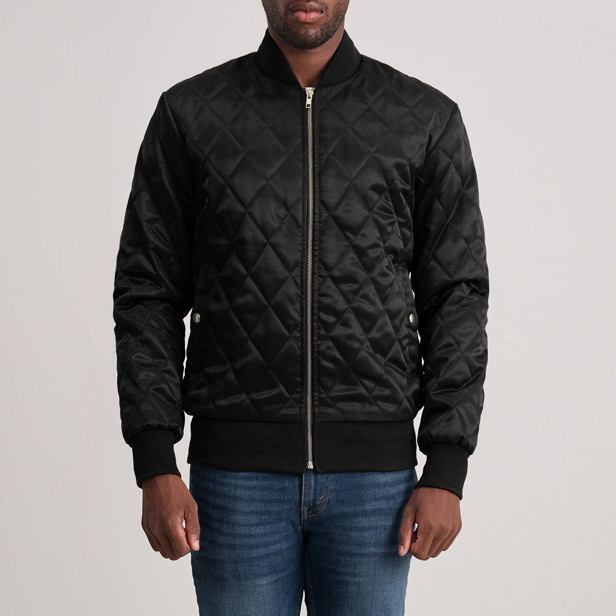 
Danson Стеганый Черный Varsity Кожаная куртка для Мужчин in Black Satin - Вид спереди и приталенный силуэт | Купить в официальном онлайн-магазине