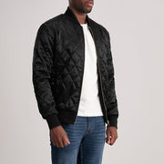 
Danson Стеганый Черный Varsity Кожаная куртка для Мужчин - Вид сбоку, демонстрирующий эргономичный крой рукава
