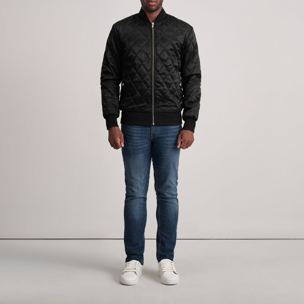 
Крупный план деталей of Varsity & Zipper Hardware on Danson Стеганый Черный Varsity Кожаная куртка для Мужчин