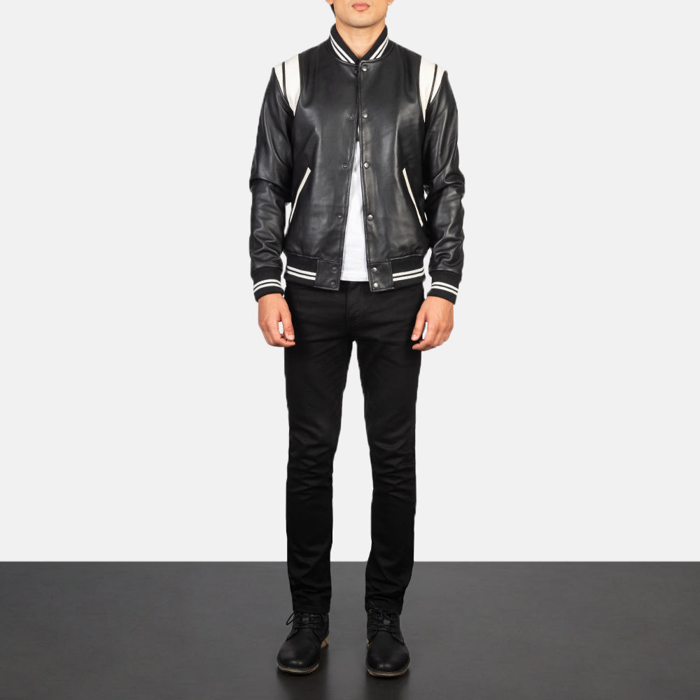 
Dantee Черный Leather Varsity Кожаная куртка для Мужчин - Вид сбоку, демонстрирующий эргономичный крой рукава