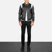 
Dantee Черный Leather Varsity Кожаная куртка для Мужчин - Вид сбоку, демонстрирующий эргономичный крой рукава