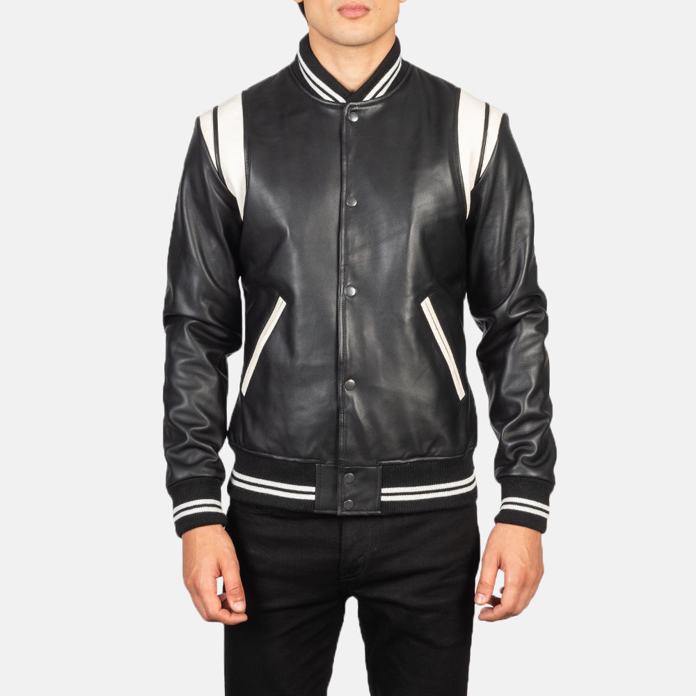 
Крупный план деталей of Varsity & Snap Buttons Hardware on Dantee Черный Leather Varsity Кожаная куртка для Мужчин