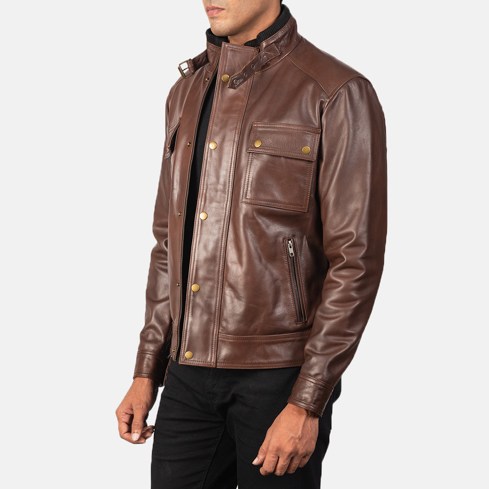 
Как выглядит на человеке:  Darren Black Leather Biker Jacket на модели — естественные складки при дневном свете