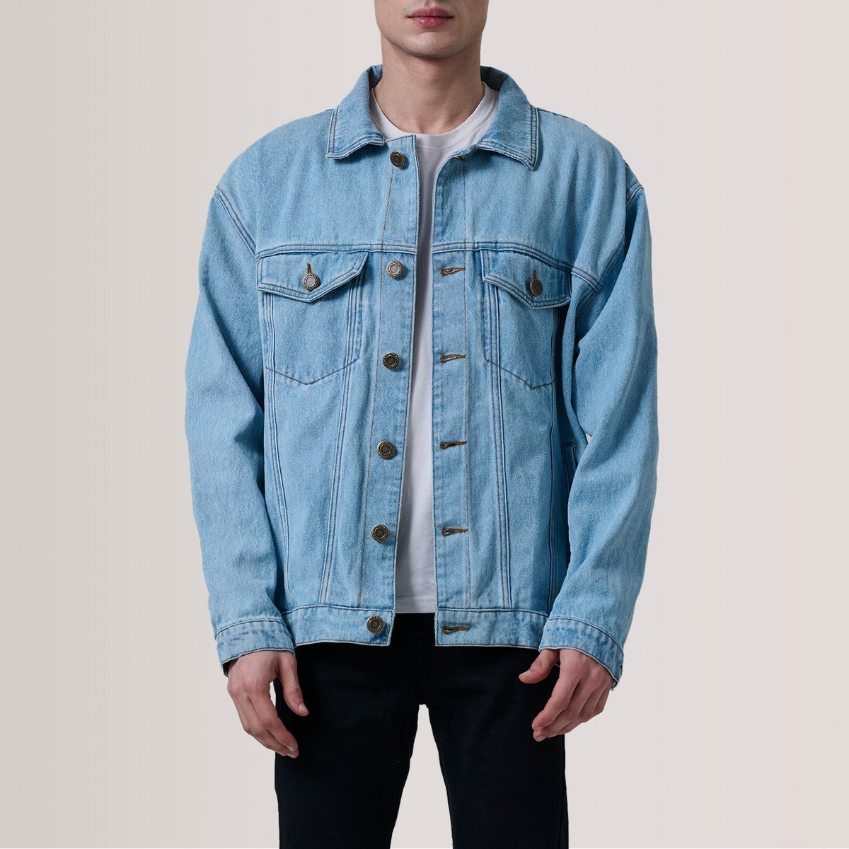 
Eddie Light Синий Oversized Denim Trucker Кожаная куртка для Мужчин For Men in Light Blue Full-Grain Leather - Вид спереди и приталенный силуэт | Купить в официальном онлайн-магазине