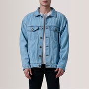 
Eddie Light Синий Oversized Denim Trucker Кожаная куртка для Мужчин For Men in Light Blue Full-Grain Leather - Вид спереди и приталенный силуэт | Купить в официальном онлайн-магазине