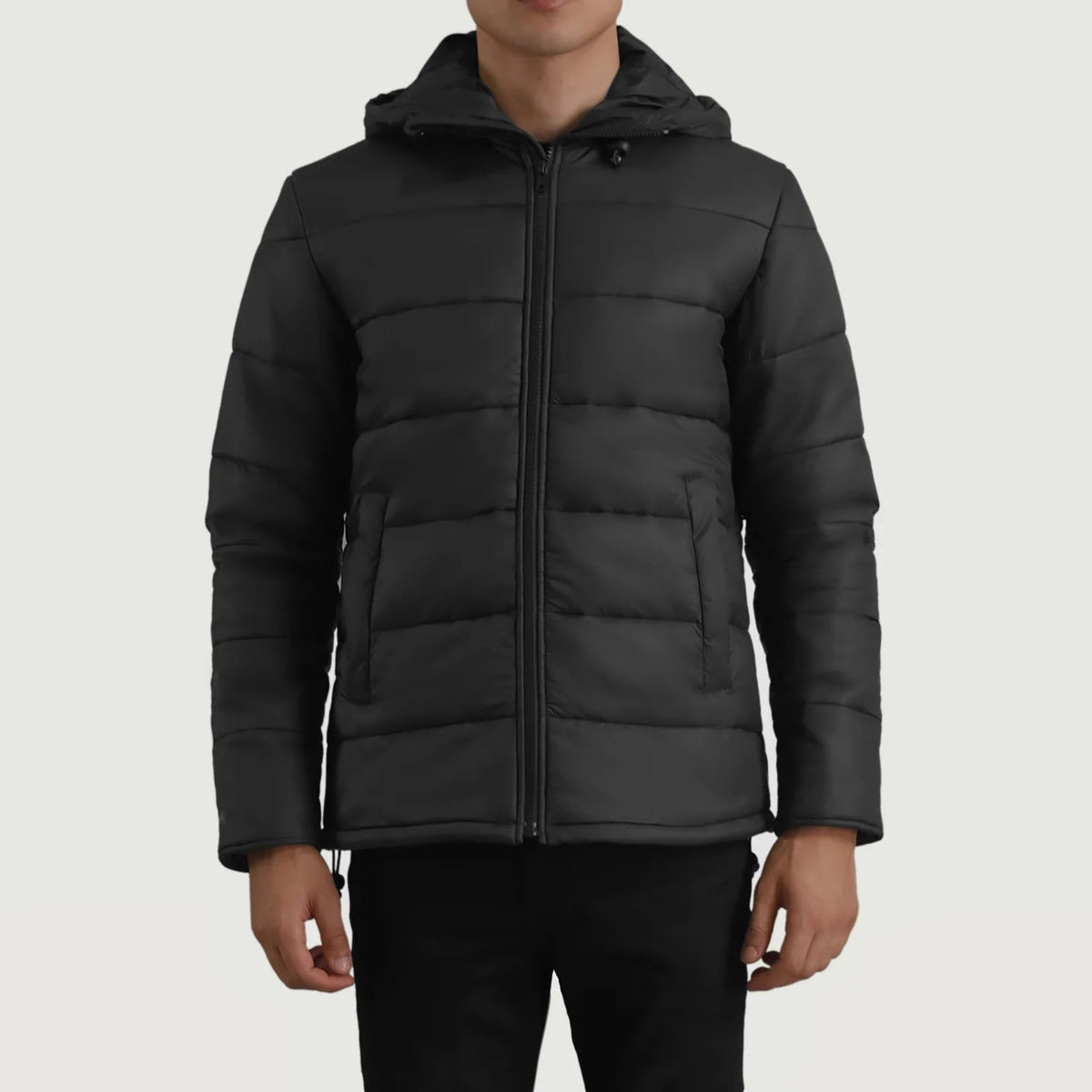
Erico Черный Hooded Puffer Кожаная куртка для Мужчин в натуральной черной яловой коже - Вид спереди и приталенный силуэт | Купить в официальном онлайн-магазине