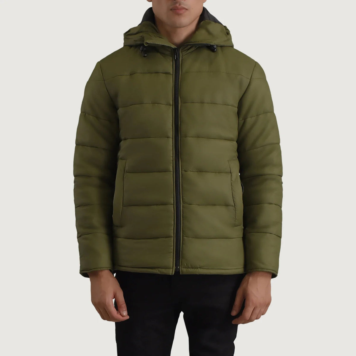 
Erico Оливковый Hooded Puffer Кожаная куртка для Мужчин in Green Full-Grain Leather - Вид спереди и приталенный силуэт | Купить в официальном онлайн-магазине