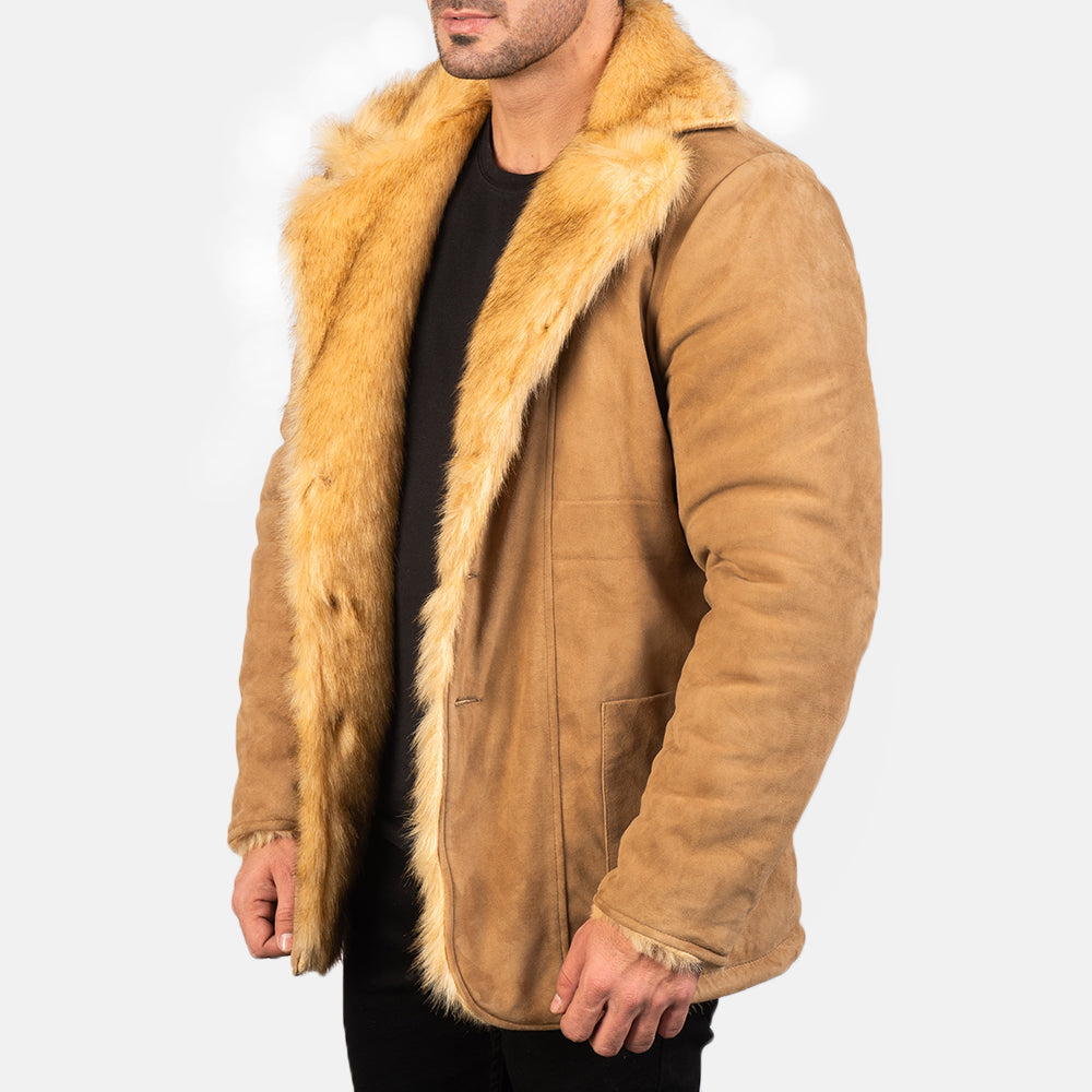 
Крупный план деталей of Notch & Button Hardware on Furlong Beige Leather Coat