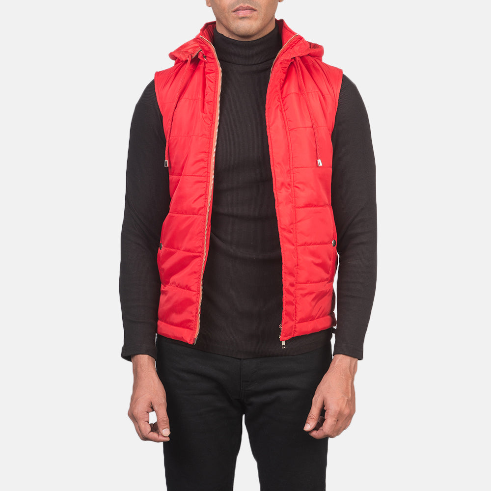 
Fuston Красный Утепленный жилет с капюшоном для Мужчин in Red Nylon - Вид спереди и приталенный силуэт | Купить в официальном онлайн-магазине