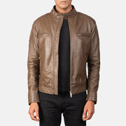 
Gatsby Mocha Кожаная куртка-косуха для Мужчин in Dark Brown Sheepskin Leather - Вид спереди и приталенный силуэт | Купить в официальном онлайн-магазине