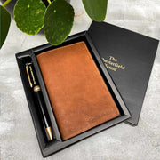 
Classic Full-Grain leather Goods - Вид сзади, подчеркивающий посадку по плечам и ровный край