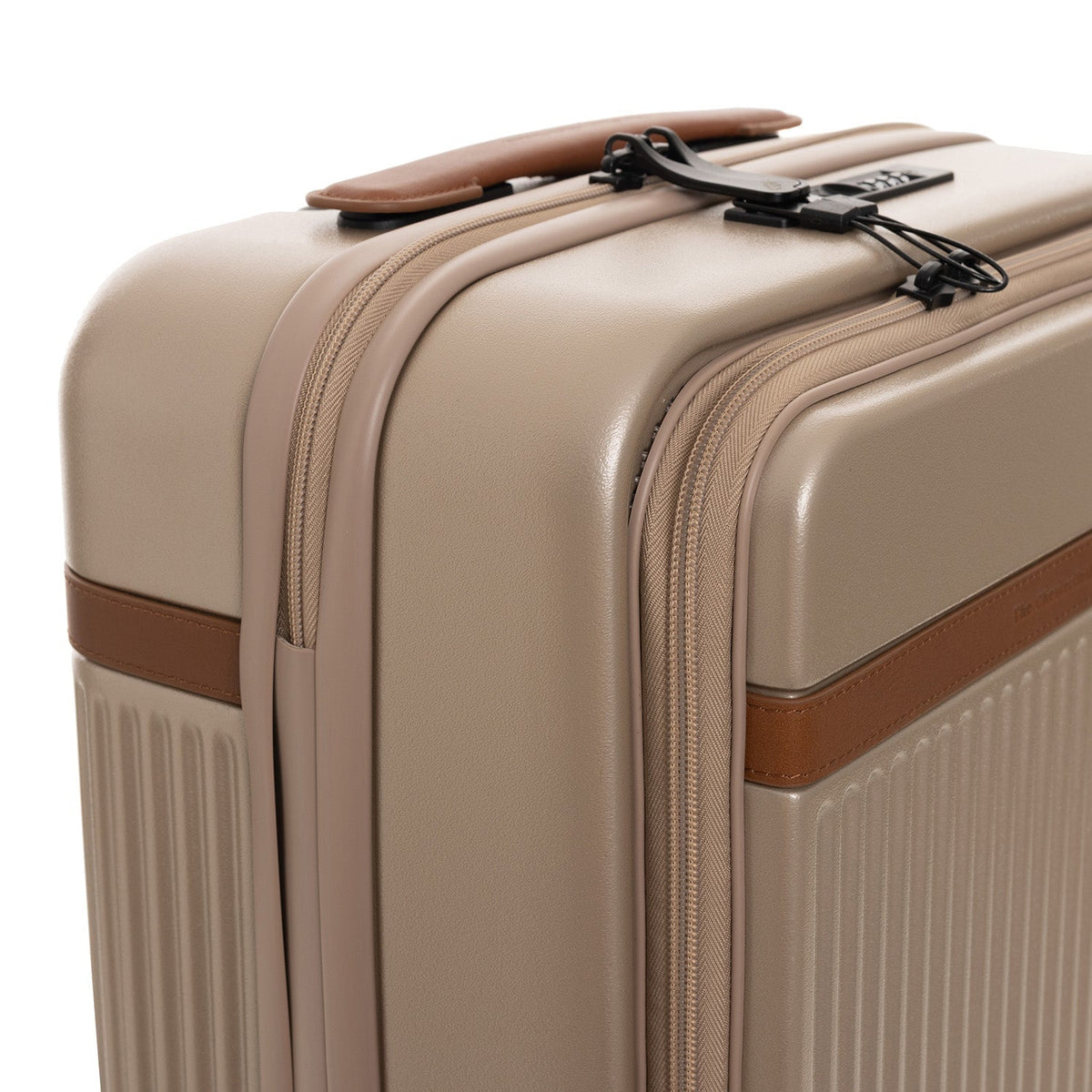 
Tailored Rib Cuffs & Hem Craftsmanship Construction Detail on Hand Luggage Suitcase Front Pocket Zuna для Женщин для Женщин
