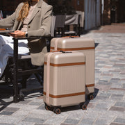 
Крупный план деталей of Classic Collar & Heavy-Duty Zipper Hardware on Hand Luggage Suitcase Zuna для Женщин для Женщин