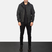 
Hanklin Ma-1 Black Hooded Bomber Jacket - Вид сбоку, демонстрирующий эргономичный крой рукава