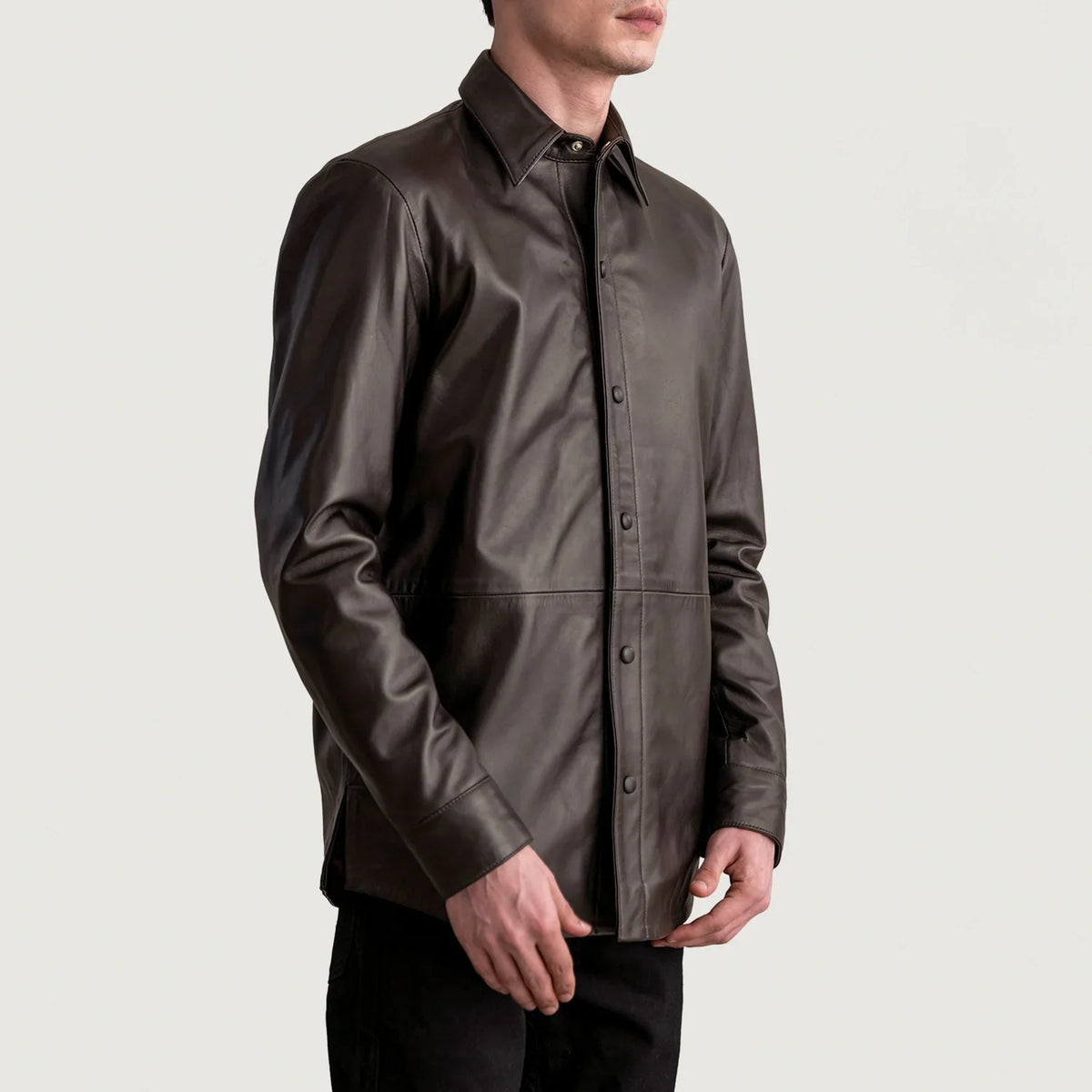 
Как выглядит на человеке:  Haven Black Leather Shirt на модели — естественные складки при дневном свете