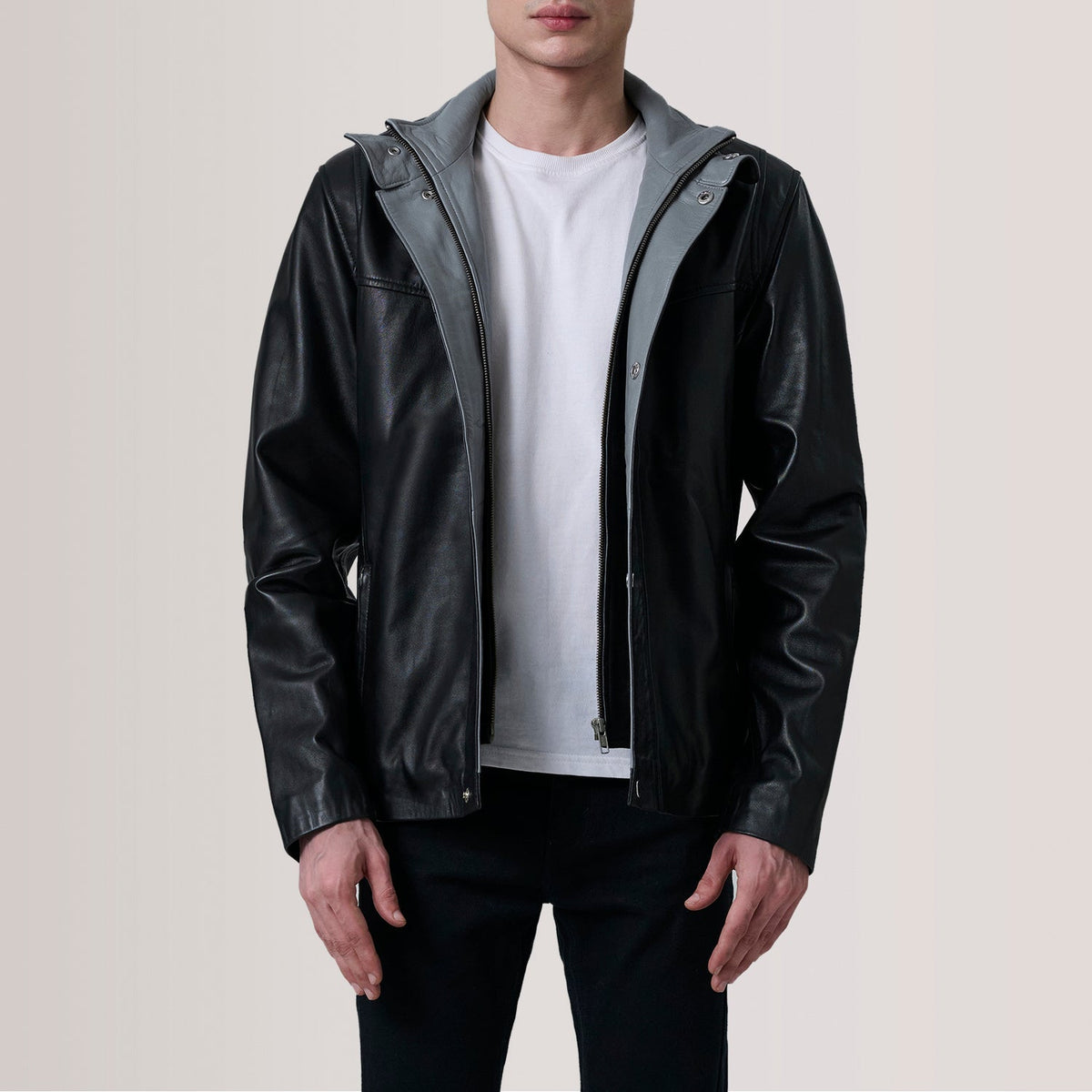 
Henrik Grey Suede Cafe Racer For Men in Grey Goatskin Suede - Вид спереди и приталенный силуэт | Купить в официальном онлайн-магазине