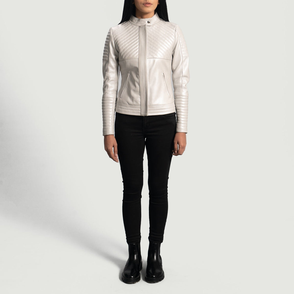 Крупный план воротника-стойки с кнопкой и молний на Ice Maiden Silver Quilted Leather Biker Jacket
