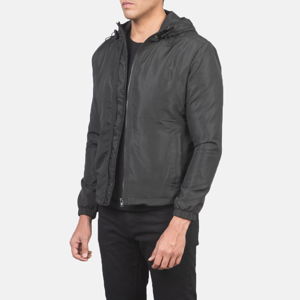 
Black Polyester Hooded Jacket - Вид сзади, подчеркивающий посадку по плечам и ровный край